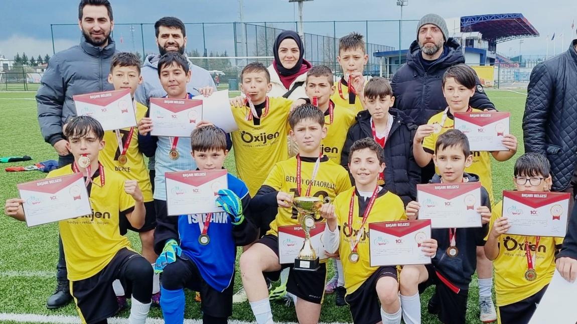 İl geneli okullar arası küçükler futbol turnuvası şampiyonu Beyköy Ortaokulu